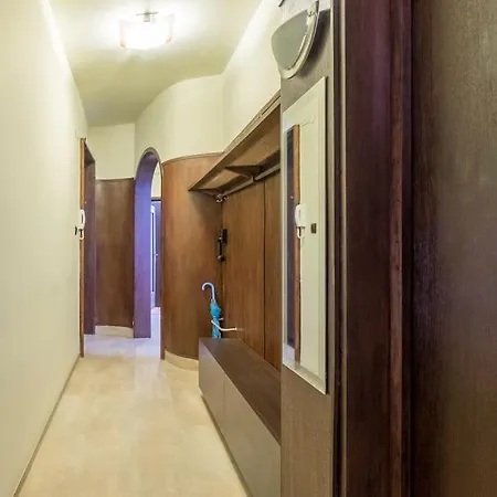 Very & Aristocratic 2 Bedroom With Air Conditioning Apartamento